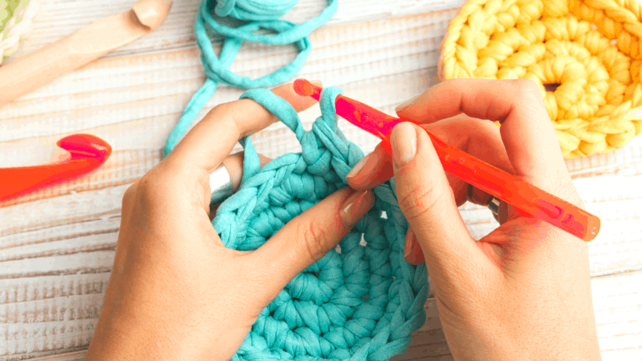 Discover Free Online Courses to Learn to Crochet at Home